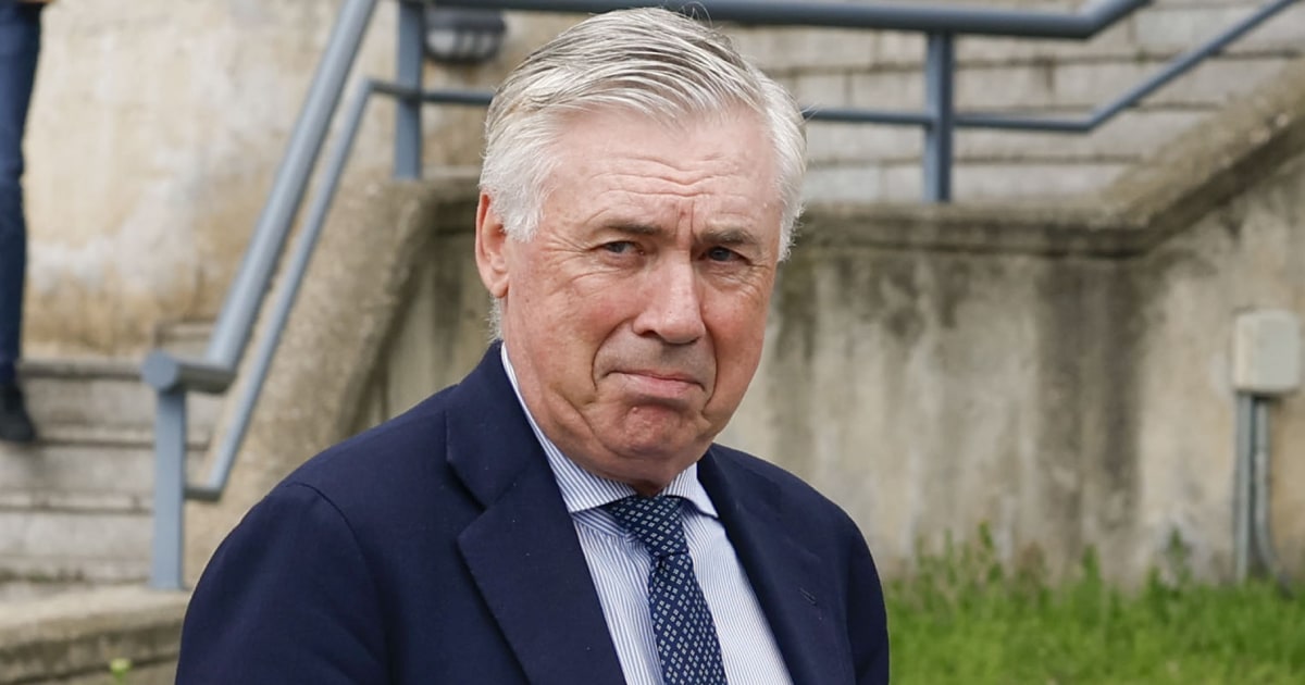 Carlo Ancelotti, DT del Real Madrid, se sienta en el banquillo de la ...