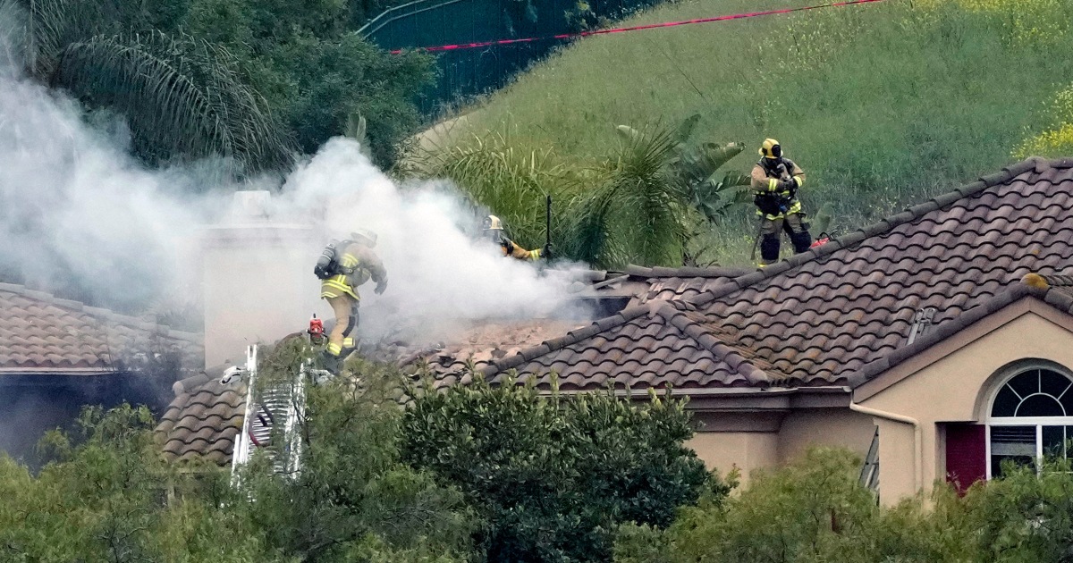 Pilot dies in crash of single-engine plane in Simi Valley neighborhood