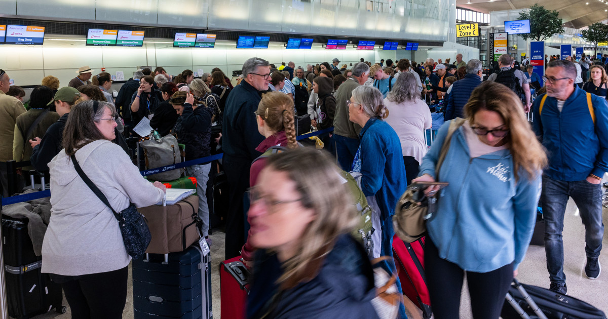 El control de tráfico aéreo en el aeropuerto de Newark perdió brevemente la comunicación con los aviones, iniciando el caos de viaje