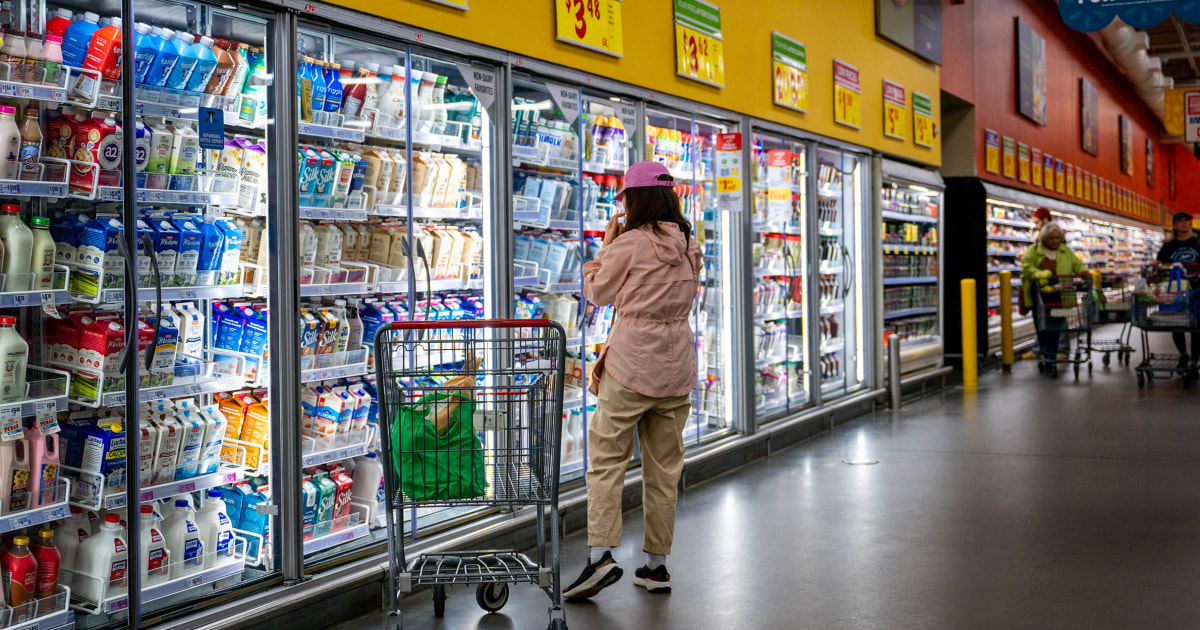 Los compradores hispanos gastan menos en comestibles, presionando a las compañías de consumo