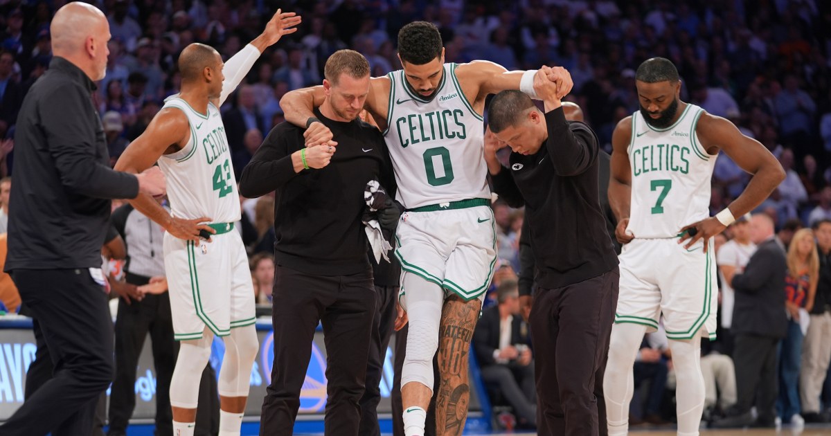 La superestrella de los Boston Celtics, Jayson Tatum, visto en silla de ruedas después de sufrir lesiones en la pierna