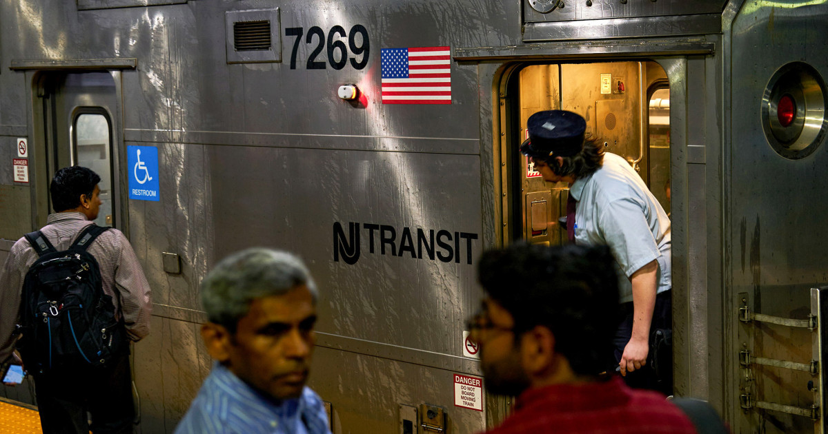 What bus and PATH service is running as trains halted