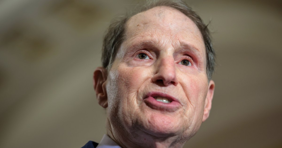 Ron Wyden warns senators about phone companies aiding executive branch surveillance