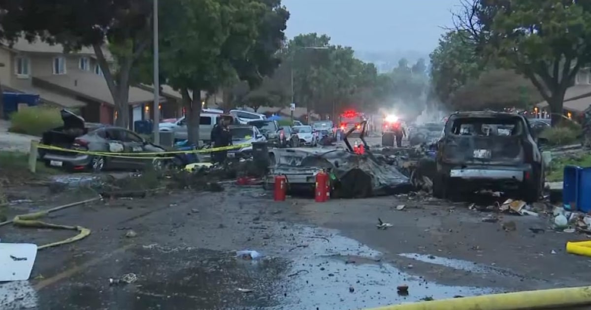 Small plane crashes into San Diego neighborhood