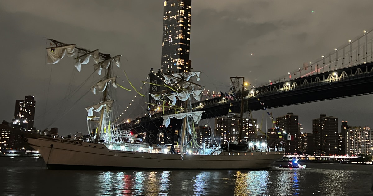 Tall ship flying Mexican flag strikes Brooklyn Bridge, injuring several people