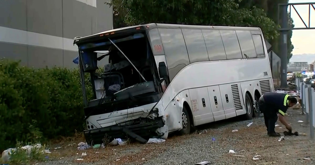 Un muerto y más de 30 heridos deja choque entre un bus turístico y una ...