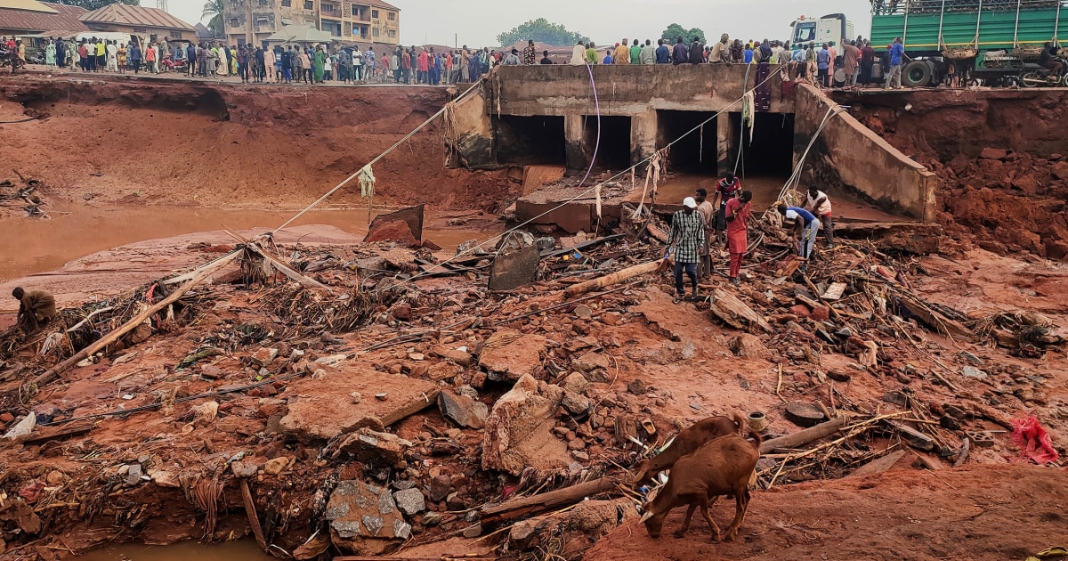 At least 200 killed as floods submerge Nigerian trading hub