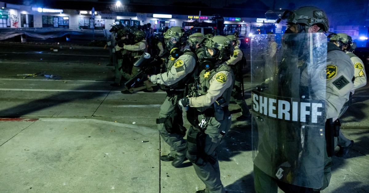 Live updates: Trump deploys National Guard to L.A. to crack down on protests over immigration raids