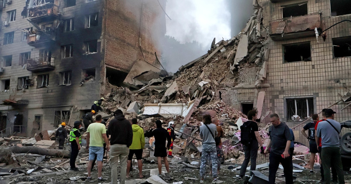 Russian Strikes Kill 15, Injure 75 Across Ukraine Cities