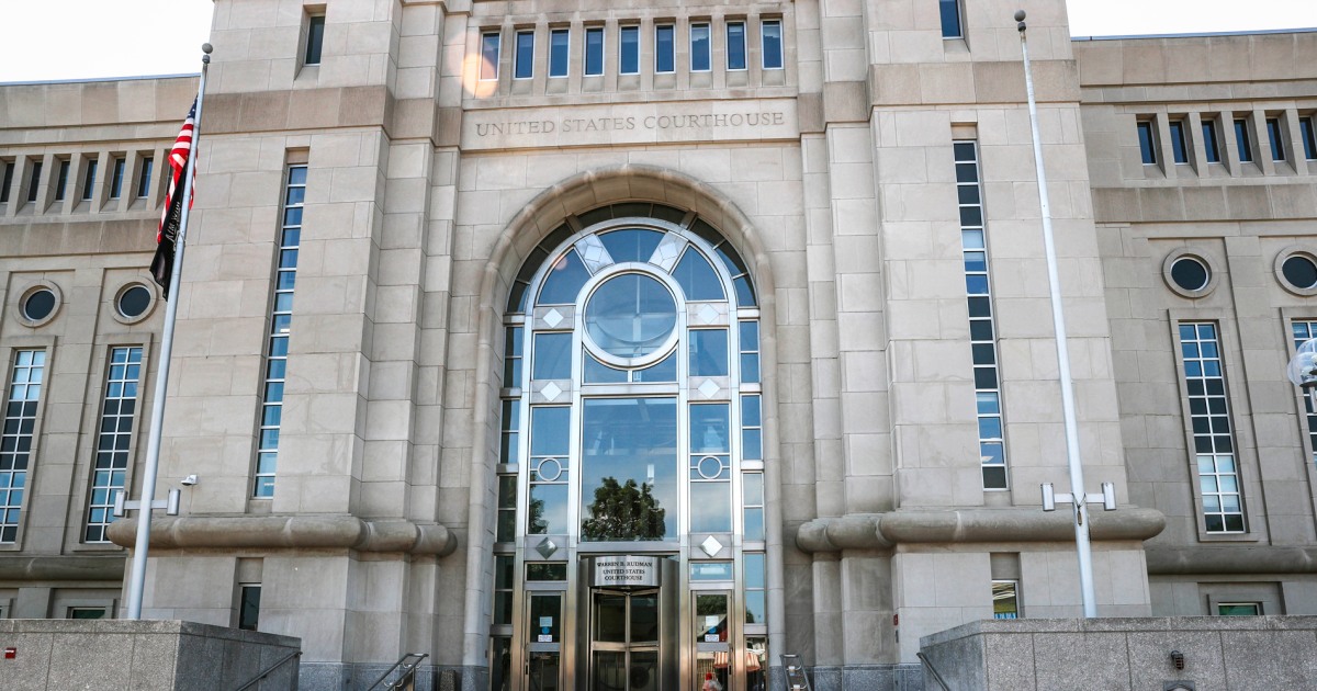 Judge blocks Trumps order restricting birthright citizenship