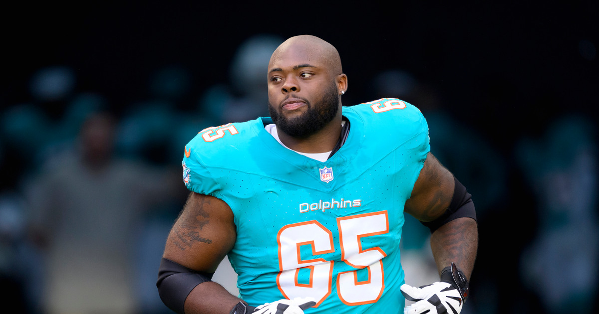Cowboys guard Rob Jones breaks a bone in his neck