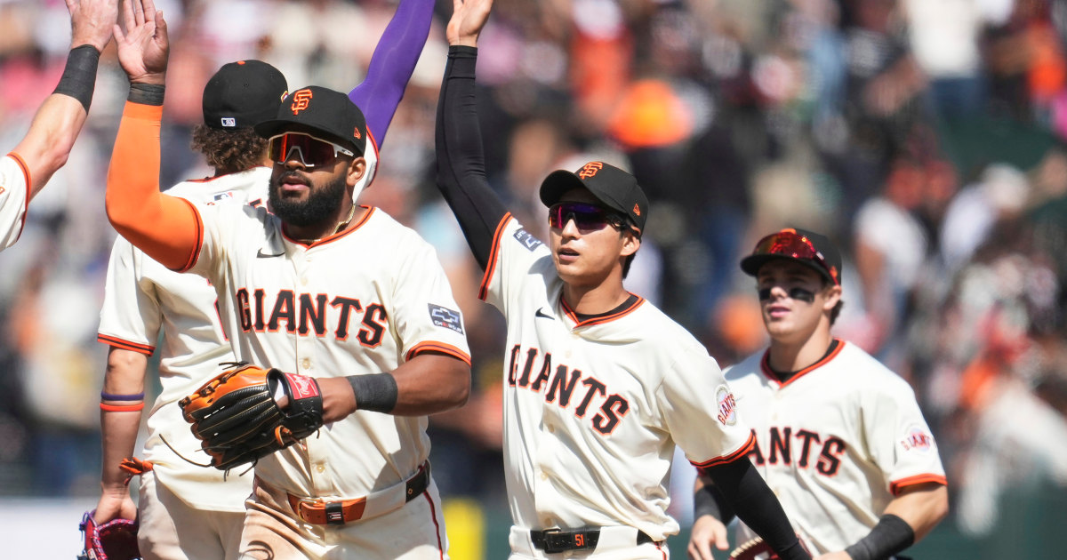 Giants' Jung Hoo Lee makes catch off glove, thigh and calf before pinning baseball between knees