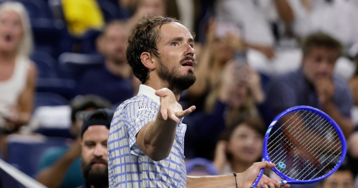 Medvedev's U.S. Open match delayed by booing fans after photographer enters the court