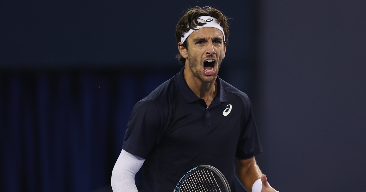 Tennis star apologizes to Chinese fans after outburst over coughing