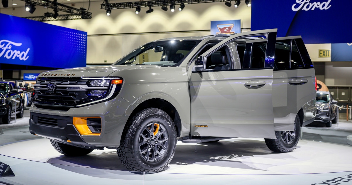As consumers rush to get EVs, Ford sees a bright spot with a big, gas-powered SUV