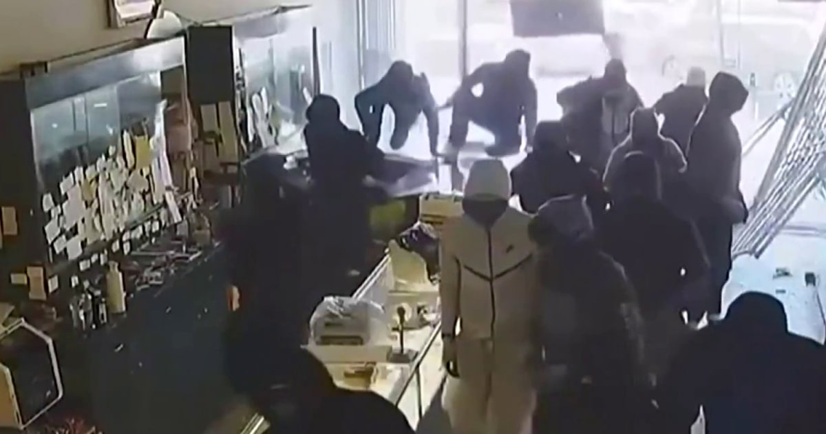 Video shows over a dozen masked robbers raiding California jewelry store