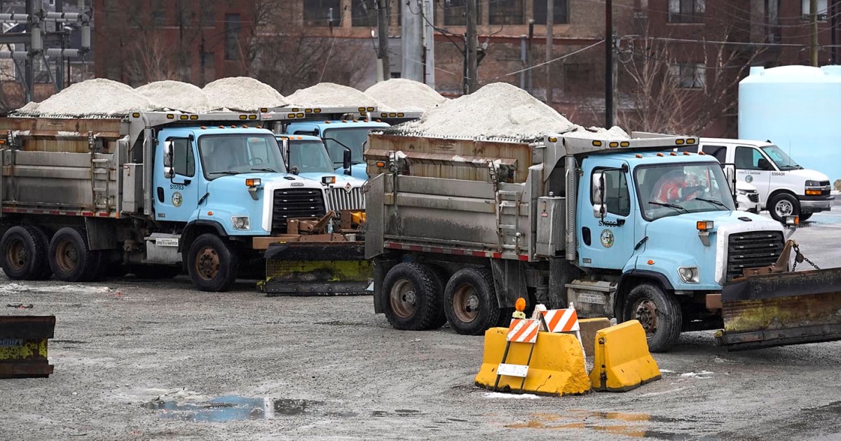 No, Chicago is not using salt trucks to block ICE, despite viral claims