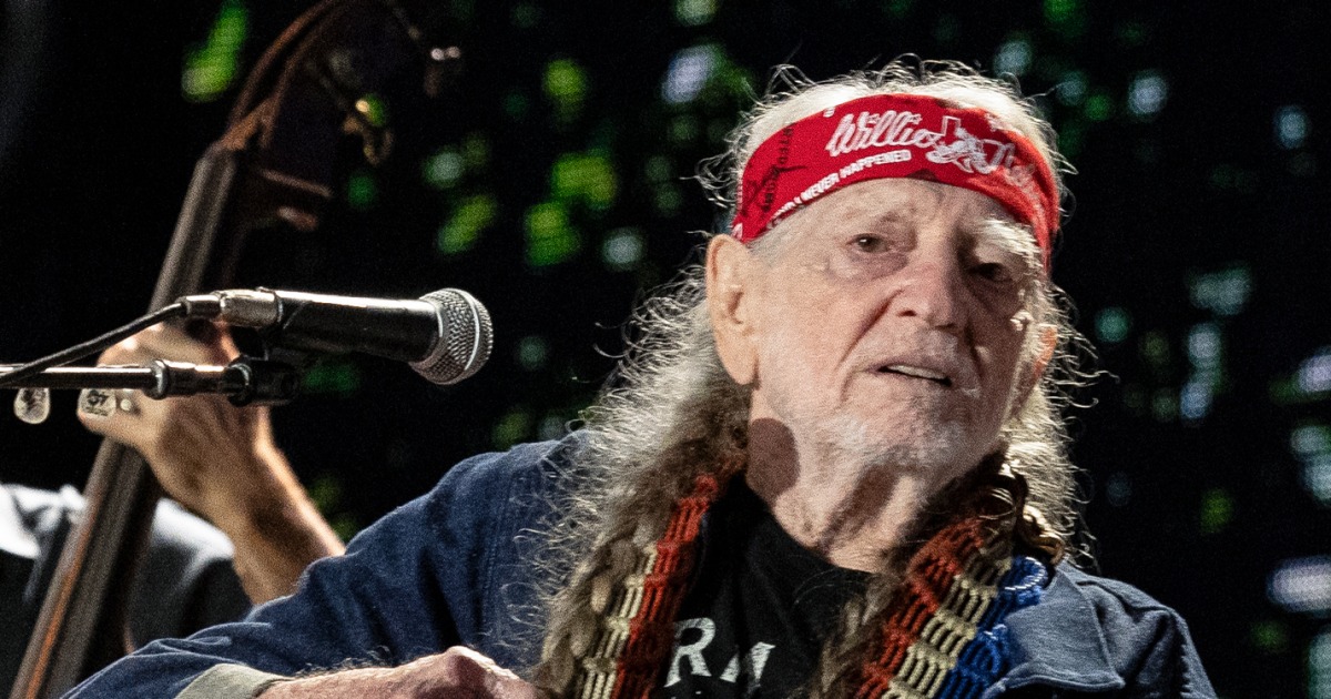 Willie Nelson, Bob Dylan and more hold benefit concert for U.S. farmers