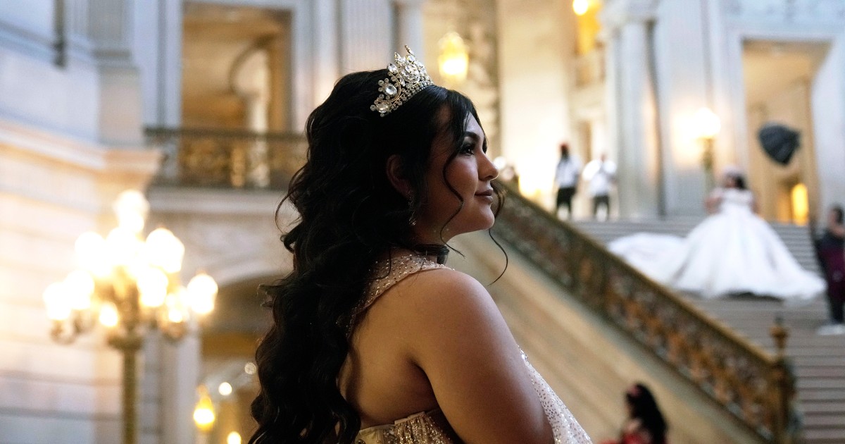 This stately City Hall is a favorite place for dramatic quinceañera photo shoots