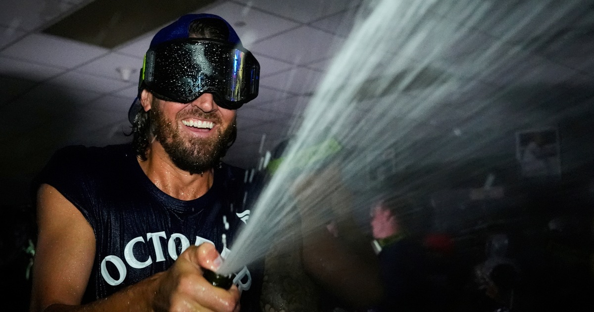 AL-best Blue Jays clinch 1st postseason berth since 2023 in 8-5 win over Royals