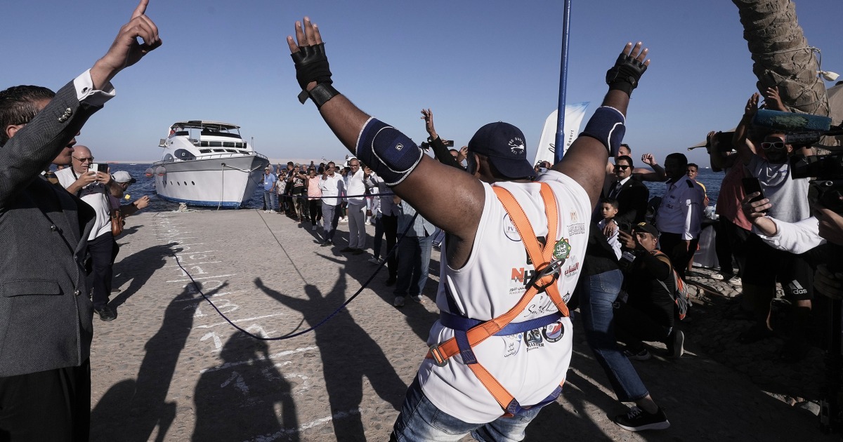 Popular Egyptian 'strong man' pulls 700-ton ship with his teeth