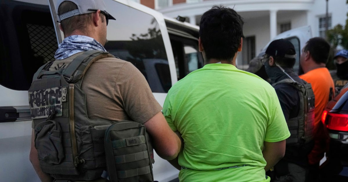 ICE niega que esté usando fuerza excesiva en el operativo migratorio de Chicago que deja unos 500 arrestos