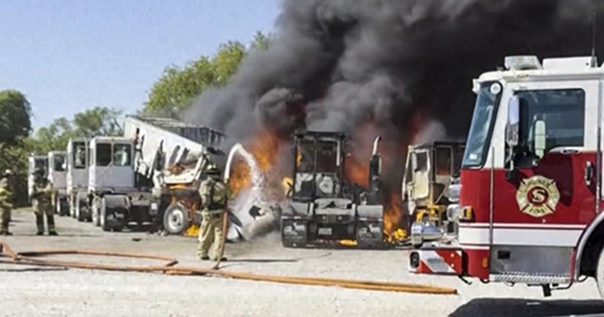 2 people killed after plane crashes into tractor-trailer trucks in Texas