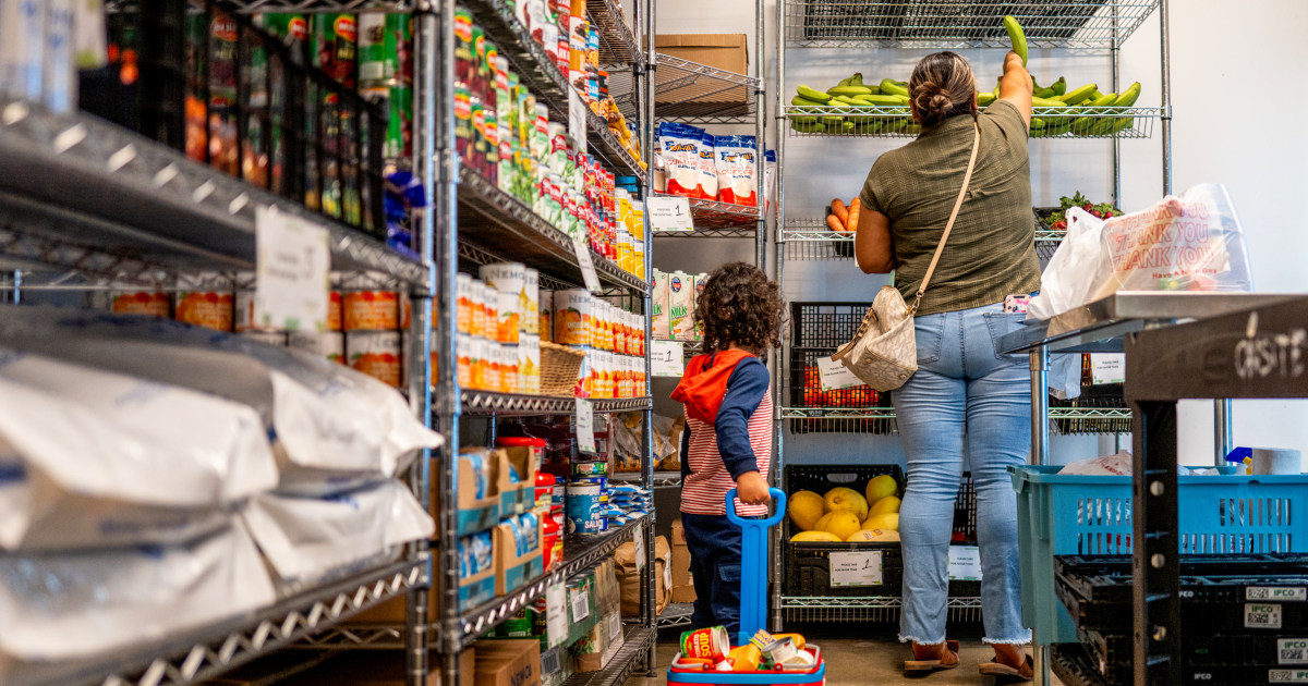 Food banks and community groups brace for spike in demand as shutdown continues