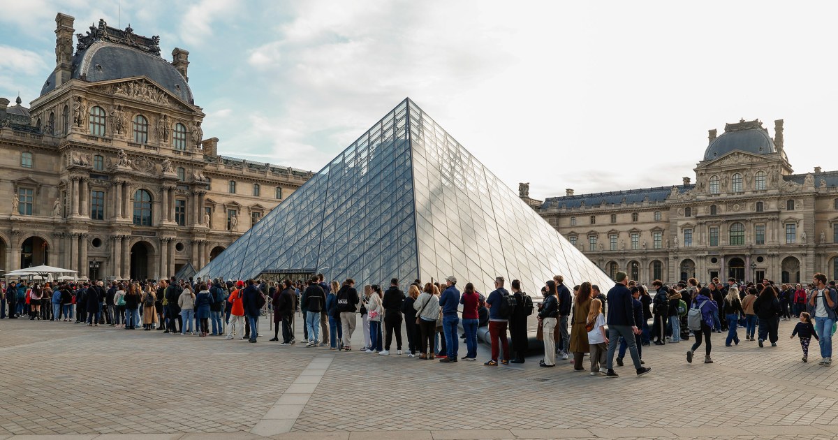 Louvre reopens after jewel heist with thieves still on the run