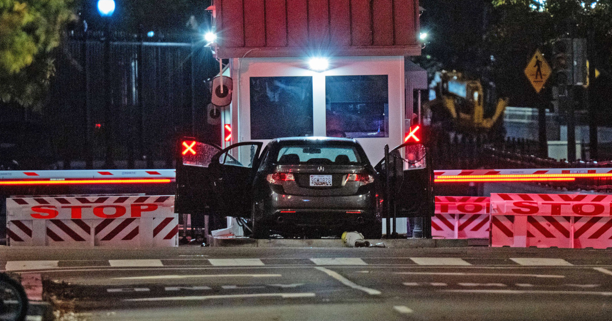 Driver arrested after ramming car into Secret Service property in Washington