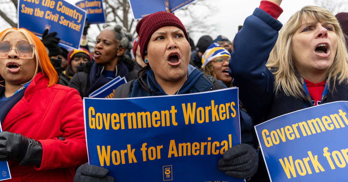 A federal workers' union just ratcheted up the government shutdown pressure on Dems