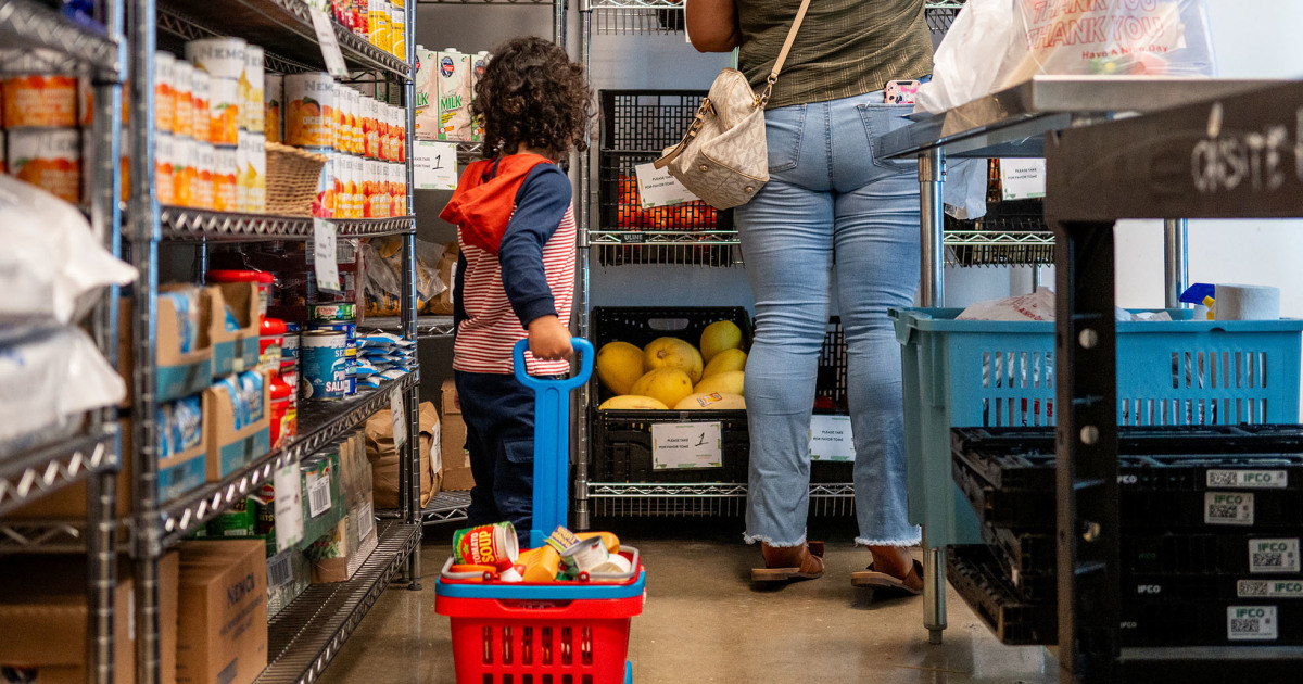 Authorities shutdown takes a toll as air visitors controllers lose pay, SNAP advantages dry up Authorities shutdown takes a toll as air visitors controllers lose pay, SNAP advantages dry up