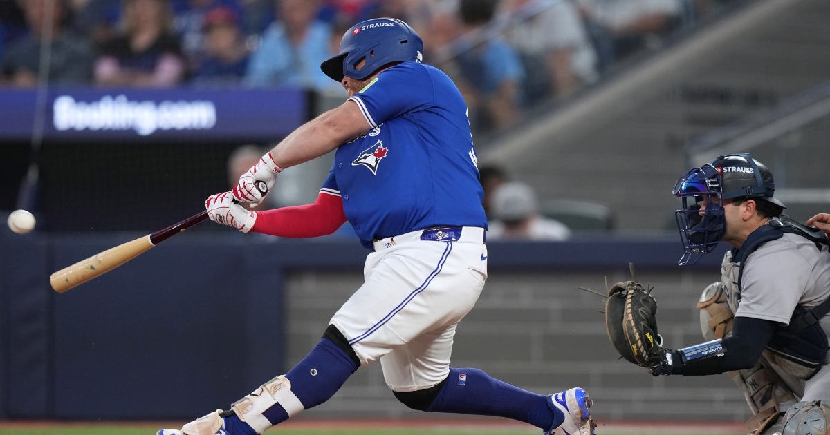 Kirk homers twice as Blue Jays end playoff skid by thumping Yankees 10-1 in Game 1 of ALDS