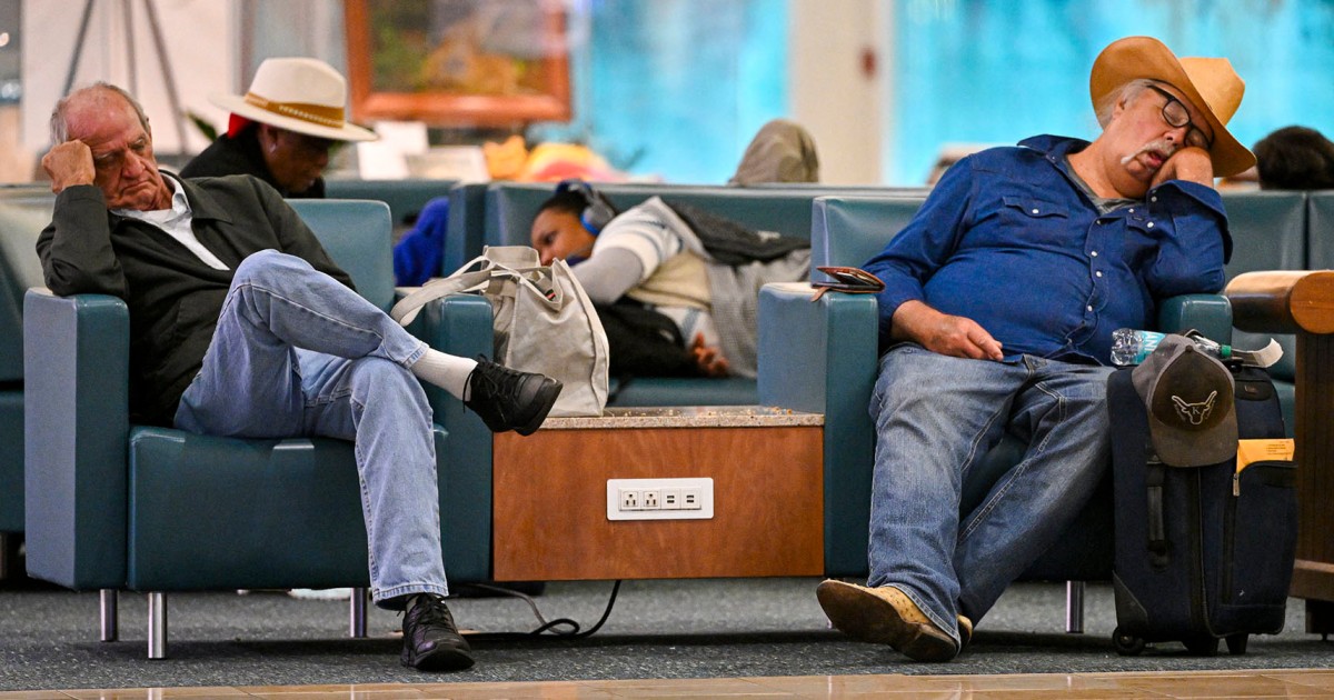 Los retrasos en los vuelos se acumulan a medida que el cierre del gobierno entra en su segundo mes