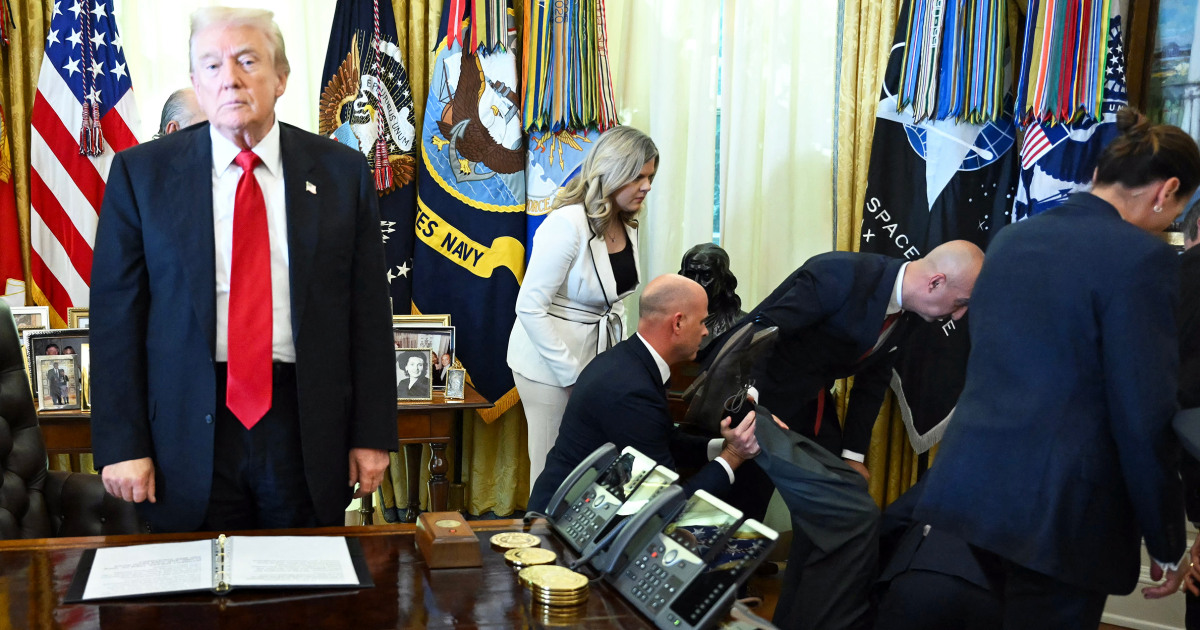 
                            Lawrence O’Donnell: Photo of Trump guest collapsing in Oval Office is ‘emblematic of his administration’