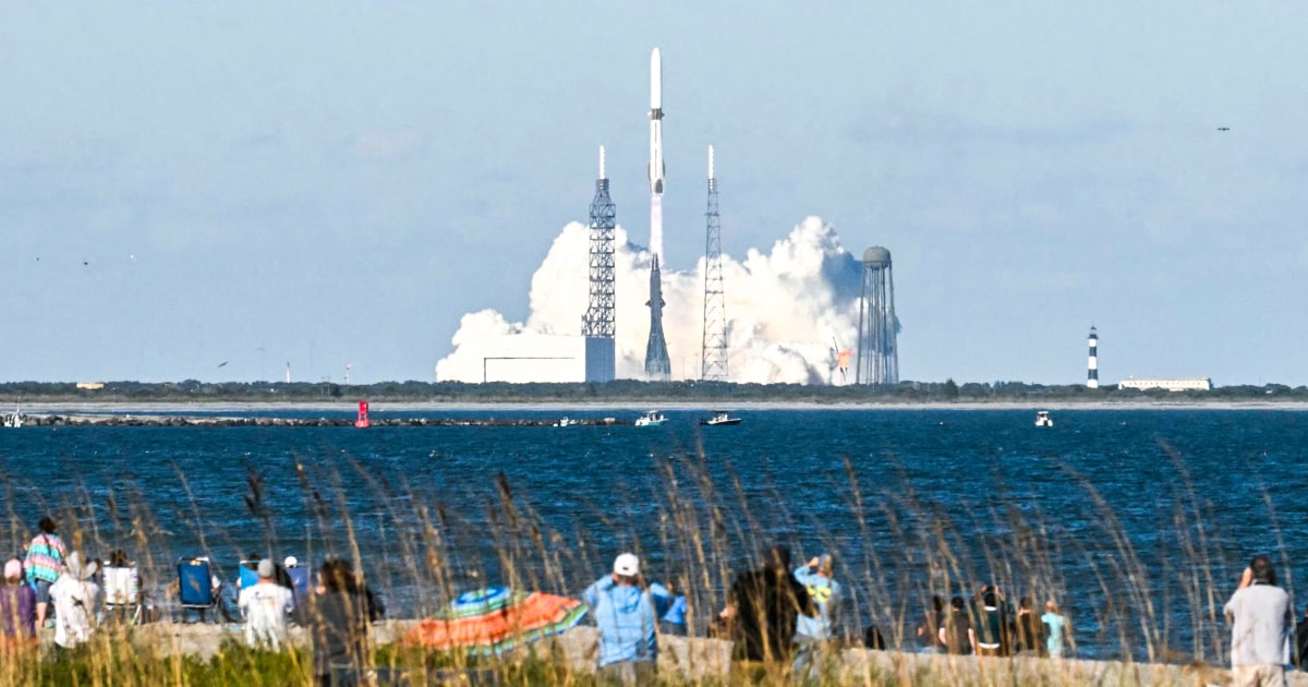 Blue Origin launches huge rocket carrying twin NASA spacecraft to Mars