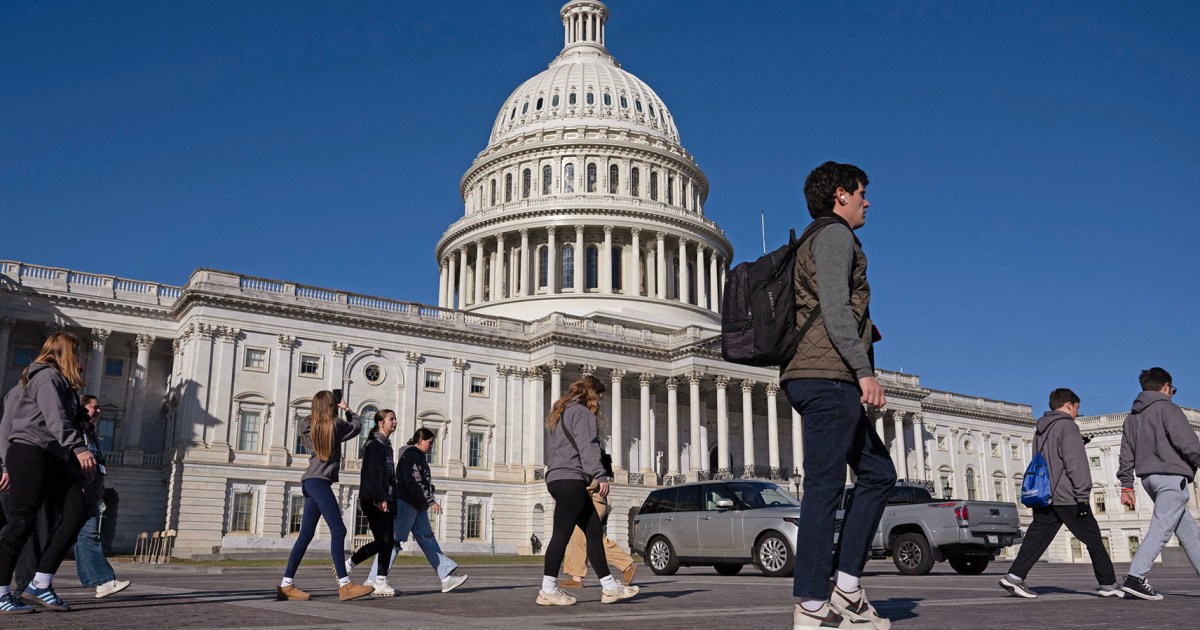 Federal employees begin to return to work as the government reopens