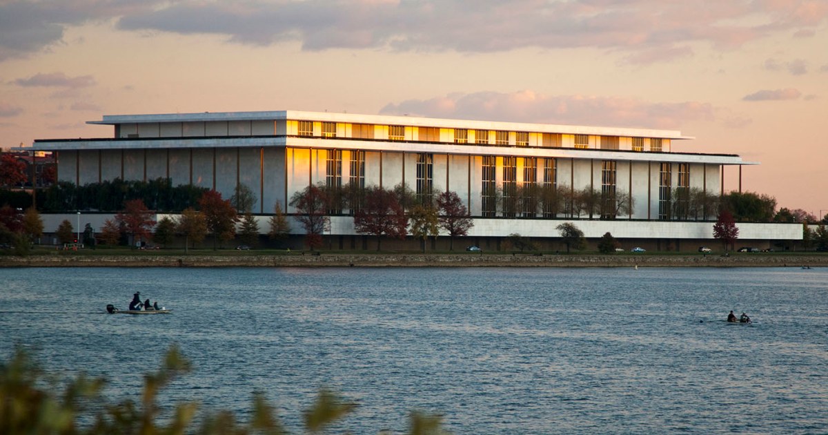 Judge temporarily halts Kennedy Center closure and orders Trump’s name be removed from the building - BERITAJA