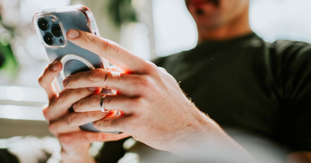 Former congressional employee charged with swiping nearly 250 government cellphones