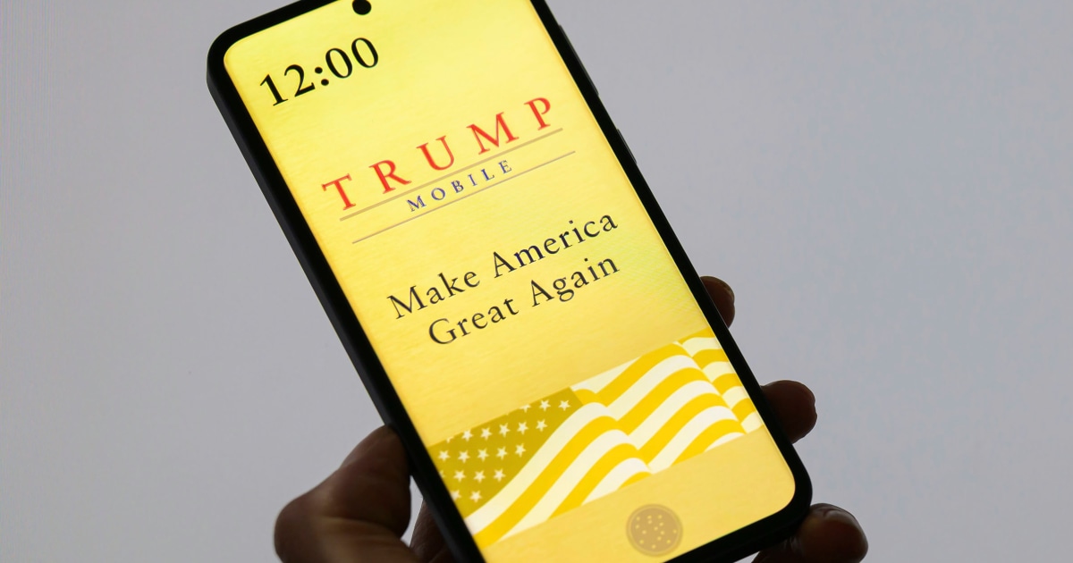 Democratic lawmakers urge FTC to investigate Trump phone