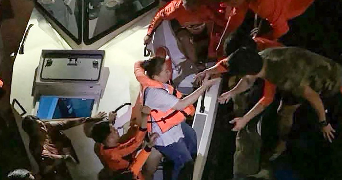 15 dead, hundreds rescued from ferry disaster in Philippines