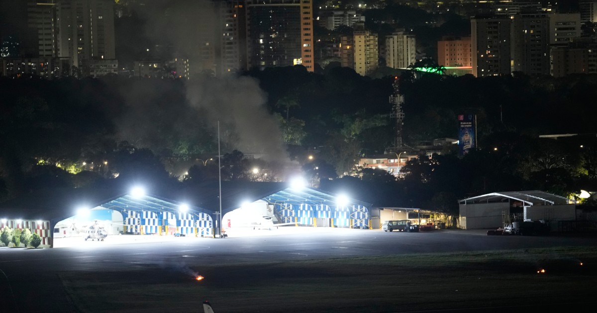 Al menos siete estallidos en la capital de Venezuela y gente corriendo por las calles, según relatos de testigos a Noticias Telemundo.