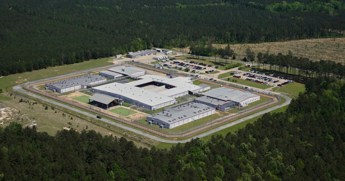 U.S. appeals court upholds Trump's immigration detention policy