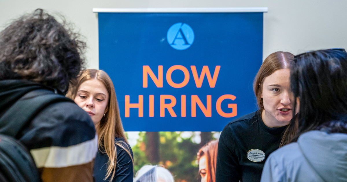 U.S. economy grows at 1.4% rate in the fourth quarter, slower than economists expected