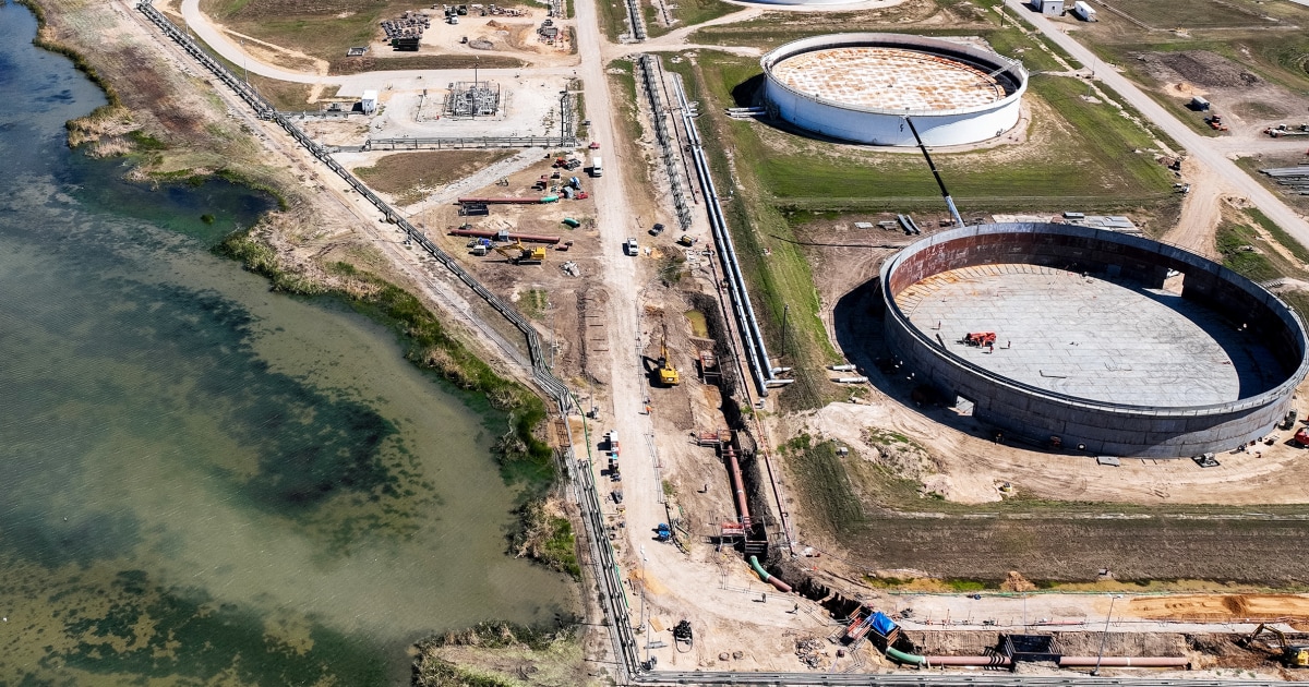 Importante centro de armazenamento de petróleo cai para nível mais baixo em décadas