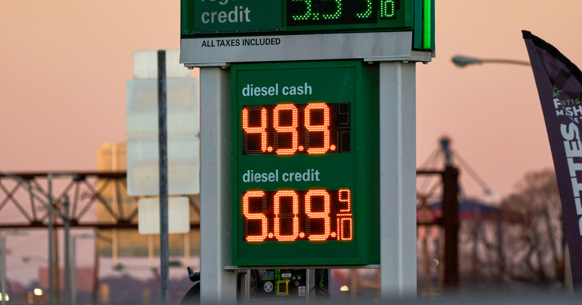 Average U.S. gas price hits $4 for the first time since 2022
