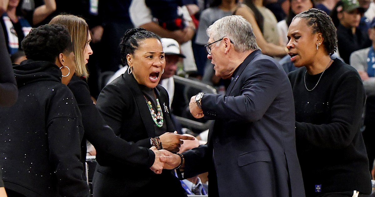 Geno Auriemma, Dawn Staley have heated exchange after Gamecocks upset Huskies