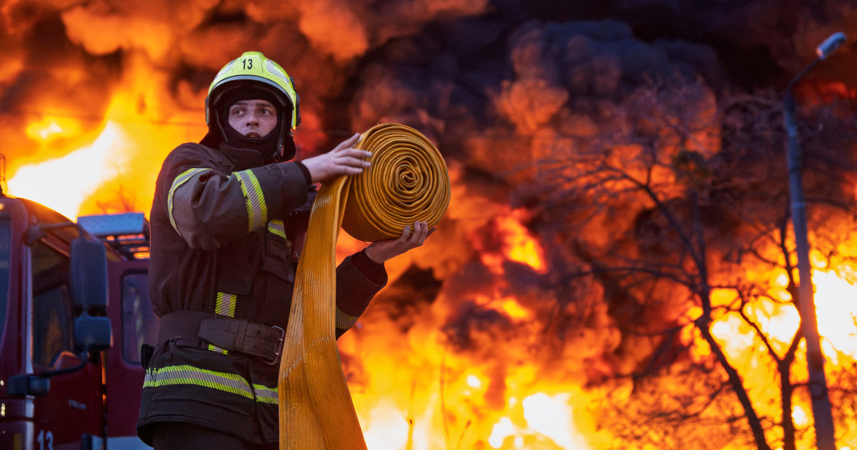 Russian missiles and drones bombard Ukraine for hours, killing at least 18 people - BERITAJA