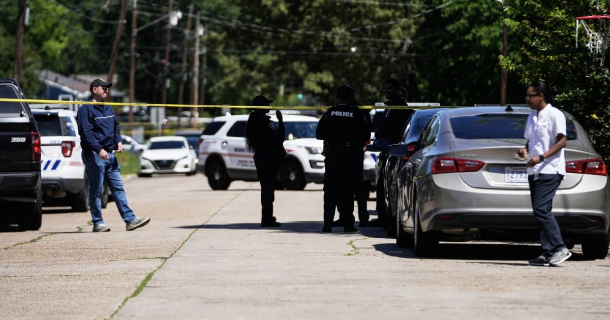 Louisiana Gunman's Access To Firearms Probed And Apple Gets A New Ceo: Morning Rundown - Beritaja