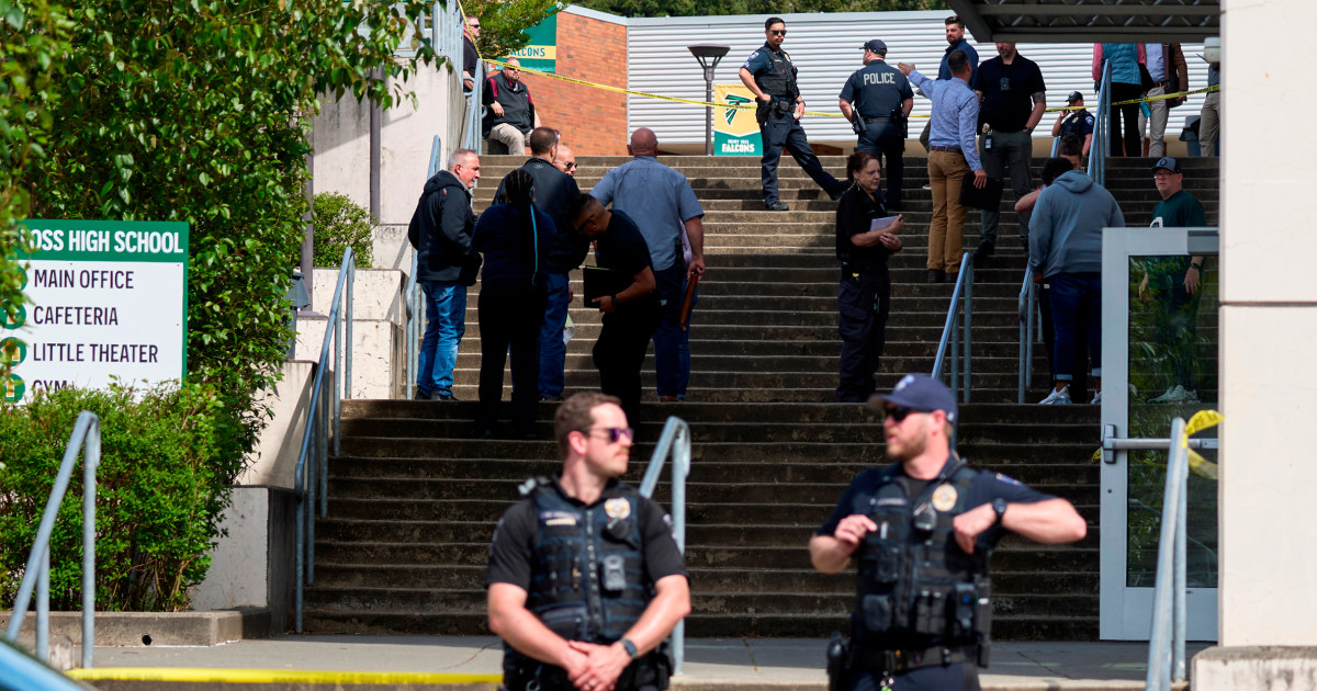6 injured in high school stabbing in Washington state